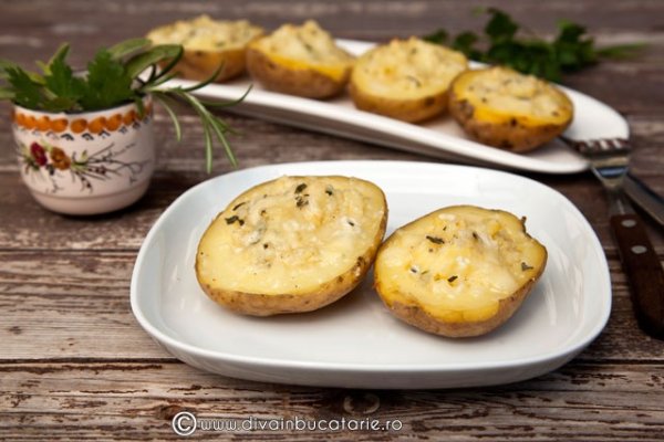 Cartofi umpluti cu branzeturi si verdeturi