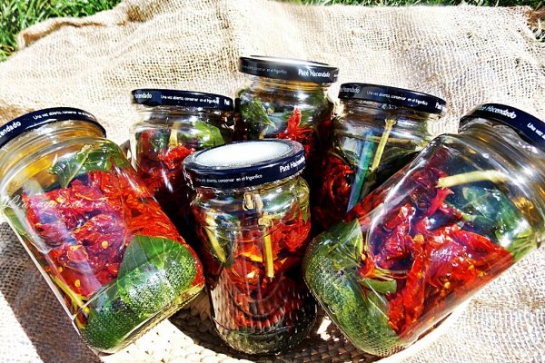 Rosii uscate la soare conservate in ulei de masline pe pat de busuioc