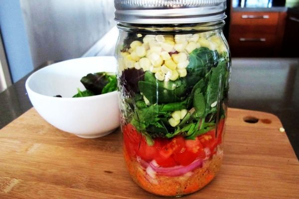 Ce mancam la birou: Salata la borcan