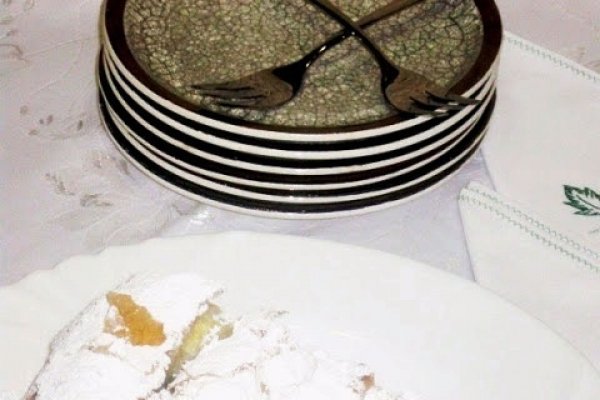 Placinta invartita cu branza dulce, smantana si stafide