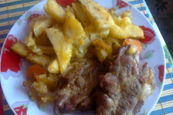 Ceafa de porc cu cartofi la cuptor
