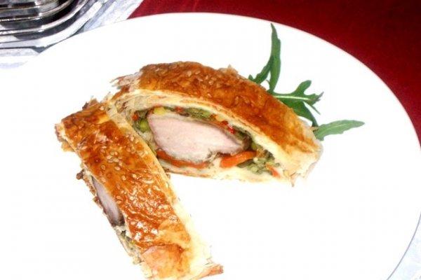 Rulada din muschiulet de porc cu legume in foi de placinta