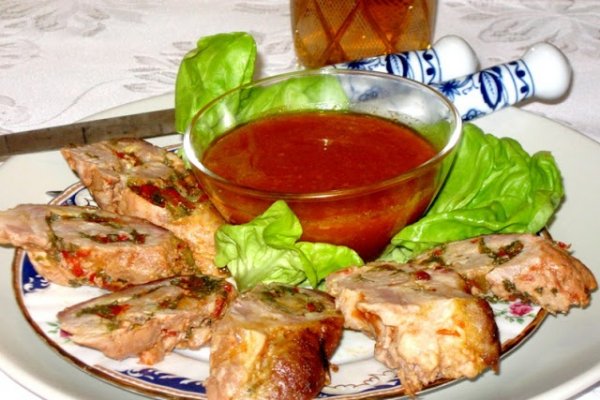 Rulada de porc in sos de rosii
