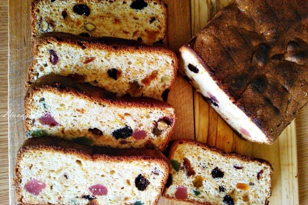 Chec din albusuri cu rahat si amestec de fructe confiate cu alune de padure