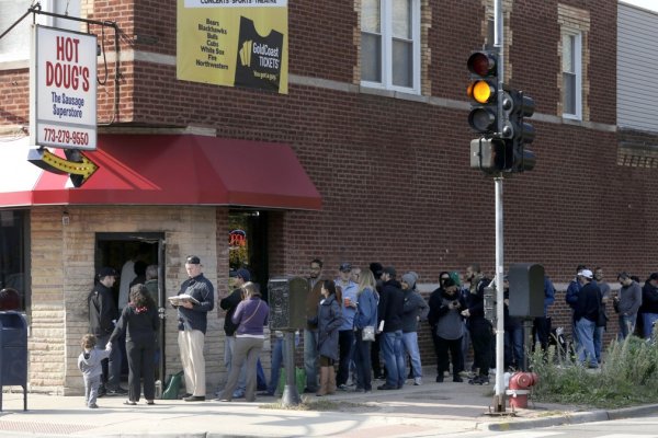 Acestia sunt oamenii care au stat 8 ore la coada pentru un hot dog