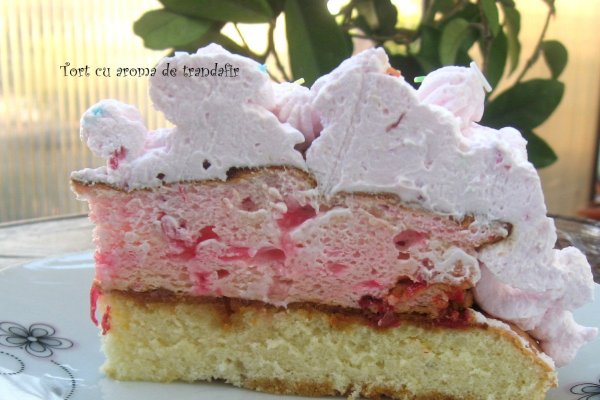 Tort cu aroma de trandafiri