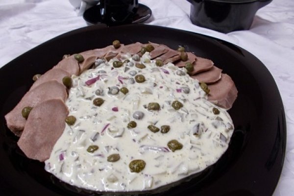 Limba de porc cu sos de capere