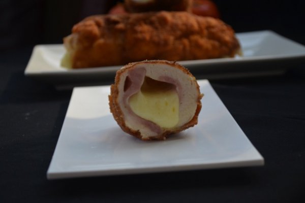 Piept de pui cu sunca si cascaval ( Cordon Bleu )