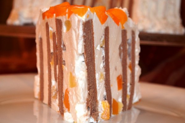 Tort cu crema de iaurt si piersici