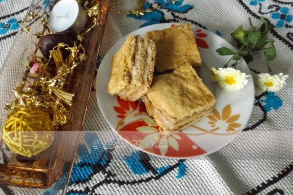 Prajitura cu foi de miere si crema de smantana