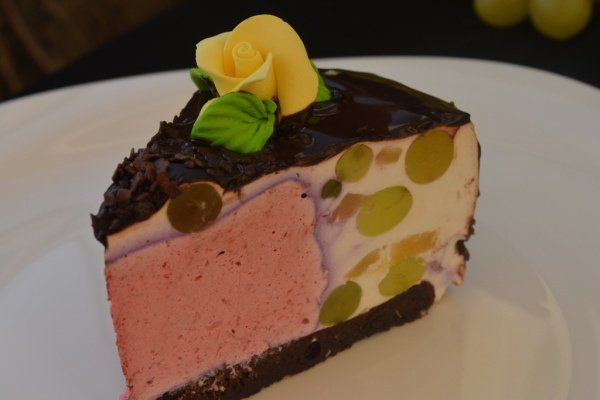 Tort cu mousse de fructe de padure