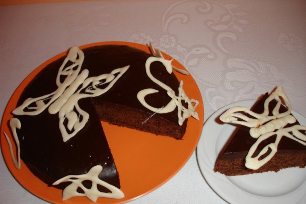 Tort de ciocolata cu fluturi albi
