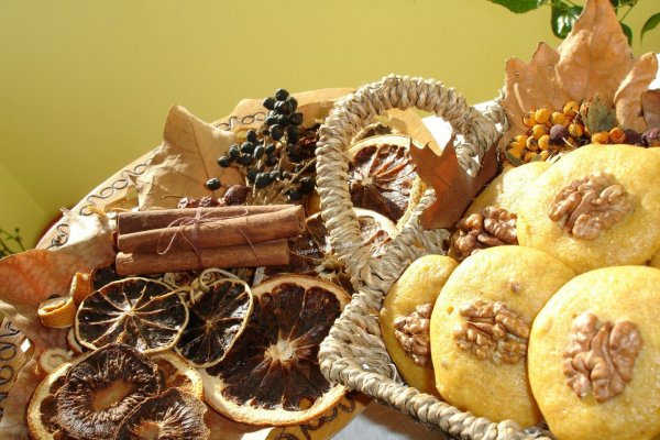 Biscuiti aromati cu stafide, nuca si dovleac