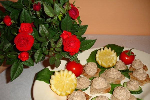 Tartine cu pasta de ton si lamaie