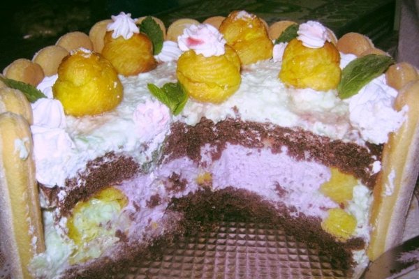 Tort cu choux-uri si crema de fructe de padure si fistic