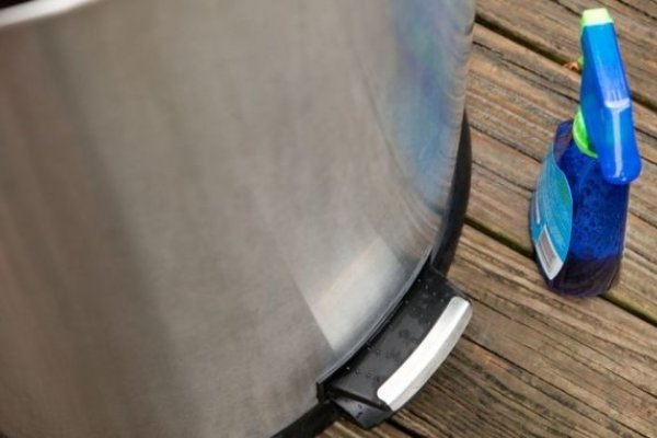 6 pasi pentru a curata usor cosul de gunoi din bucatarie