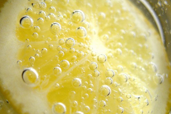 5 motive pentru care este indicat sa bei apa calda cu lamaie