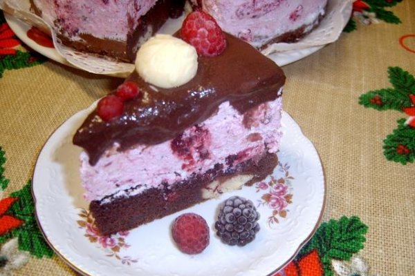 Tort de ciocolata cu mousse de fructe de padure