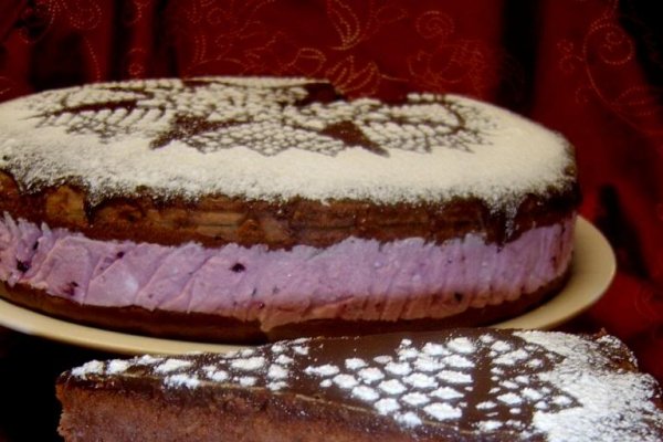 Tort cu vin si crema de iaurt si fructe de padure