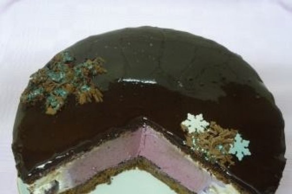 Tort cu struguri si fructe de padure