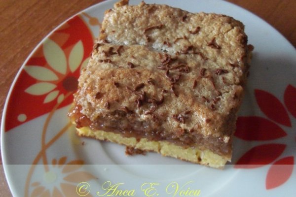 Prajitura cu dulceata si glazura de albus cu nuca