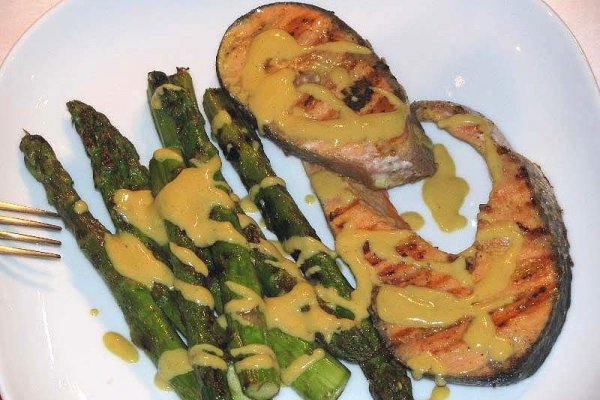 Somon la gratar cu garnitura de sparanghel