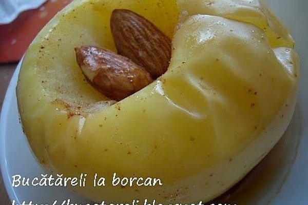 Măr copt cu migdale şi vanilie