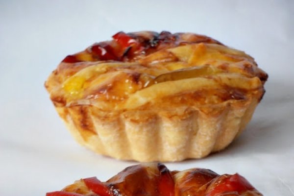 Minitarte cu branza feta si ardei