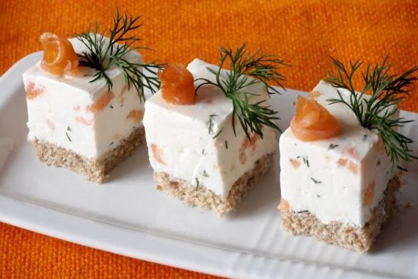 Cuburi aperitiv cu crema de branza si somon