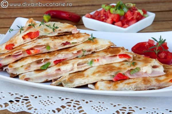 Quesadilla picanta cu pui si sunca