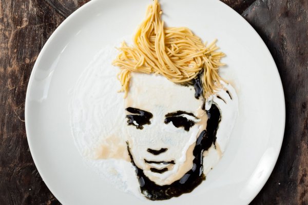 Portretele vedetelor, realizate din taitei si sos de soia