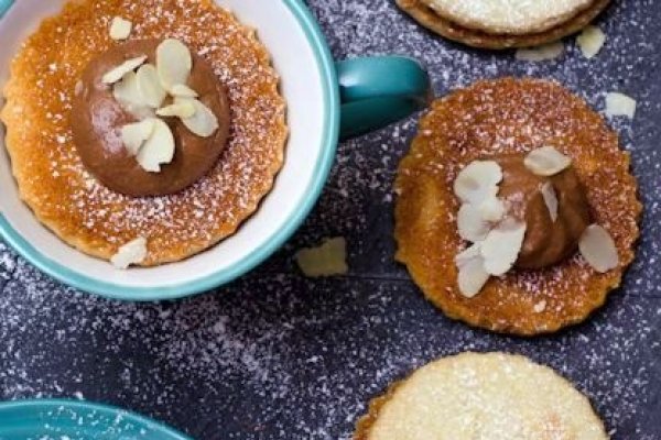 Biscuiti de migdale cu crema de ciocolata si menta