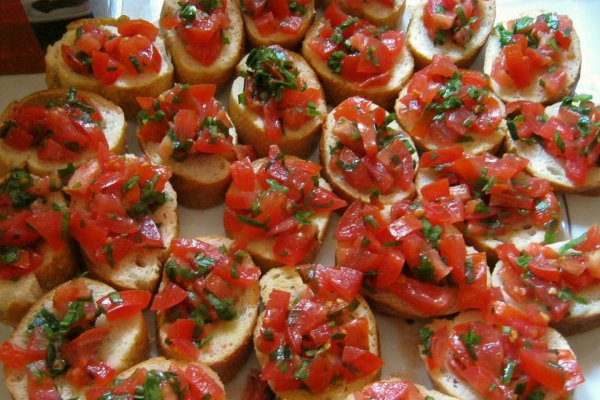 Bruschetta con pomodoro e aglio selvatico