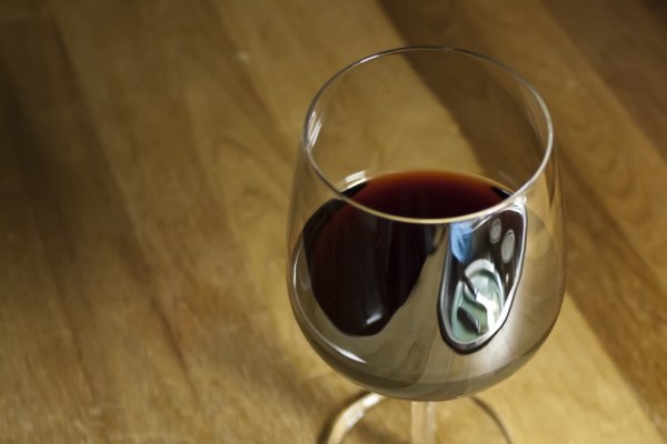 Studiu: Vinul rosu ar putea distruge celulele canceroase