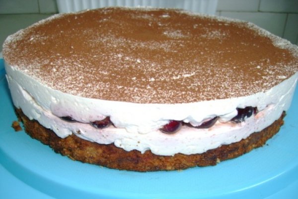 Tort cu visine si iaurt