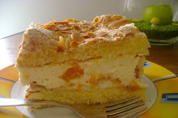 Tort cu blat crocant, cremă de vanilie şi mandarine