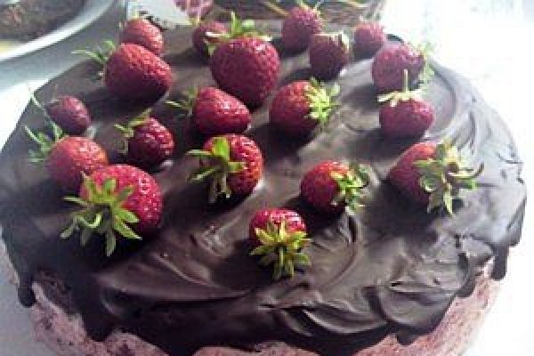 Tort de ciocolata cu capsuni