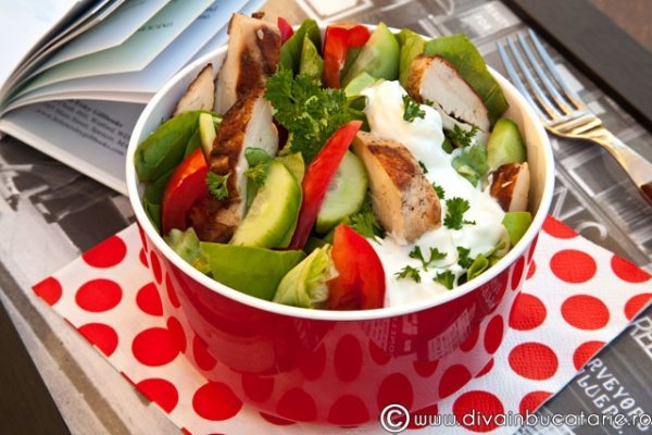 Salata de curcan cu dressing de iaurt