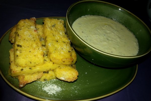 Chipsuri de mamaliga cu crema de branza