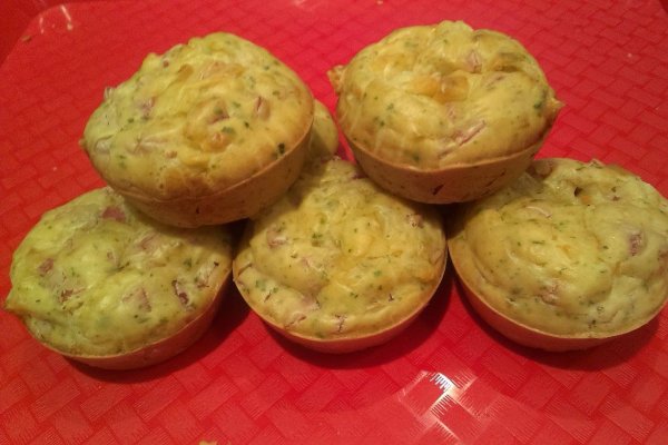 Brioşe sărate cu şuncă şi caşcaval