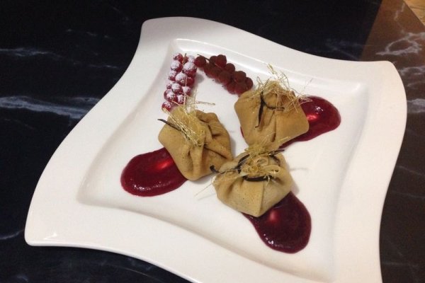 Clatite cu mousse de ciocolata si sos de cirese/zmeura