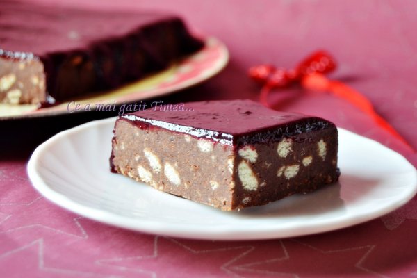 Tort de biscuiti cu jeleu de fructe de padure