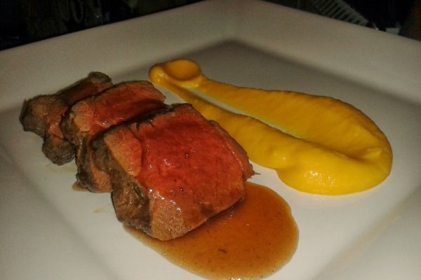 Muschi de caprioara, piure de telina cu morcovi si sos de mure