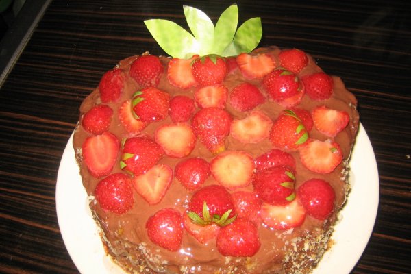 Tort rafinat cu căpșuni și ciocolată