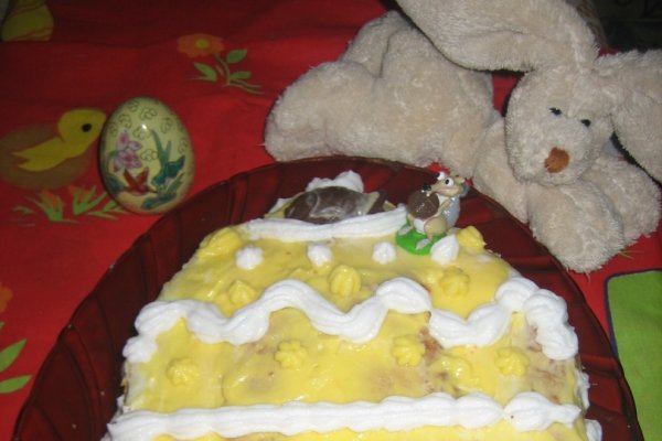 Tort cu blat din cozonacul de Paște