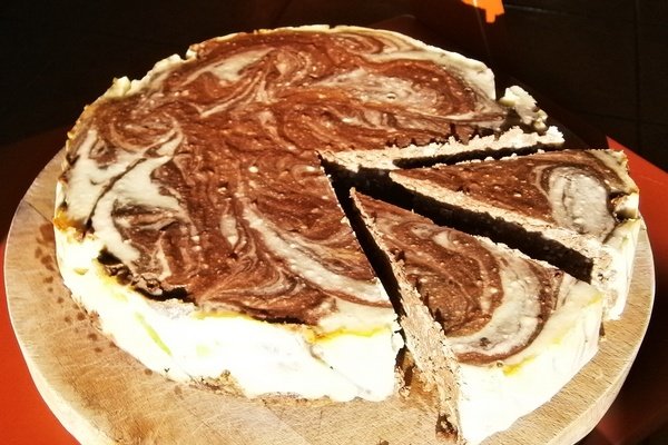 Tort marmorat cu branza si ciocolata