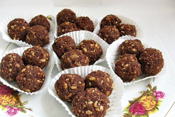 Bilute din piscoturi, nuca si ciocolata