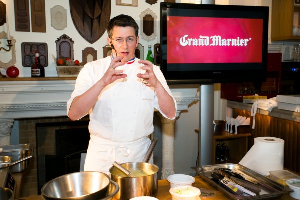 Chef Nicolas Boussin, unul dintre cei mai renumiți patiseri din lume, a  revenit la București pentru a prepara deserturi franțuzești originale