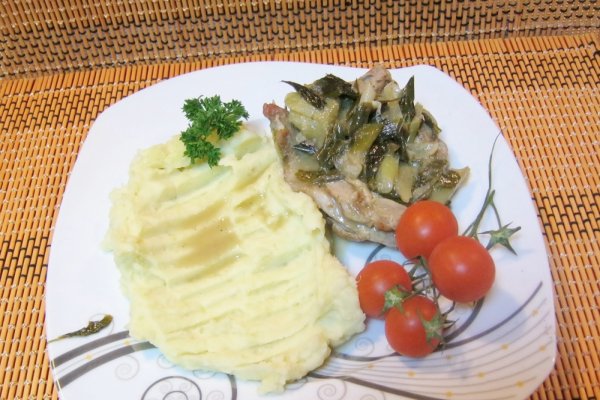 Pulpa de miel pe pat de ceapa si usturoi verde cu frunze de coriandru