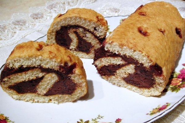 Rulada din albusuri si crema de ciocolata cu visine
